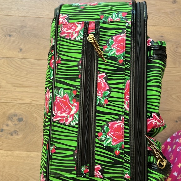 Fun Fun Betseyville Floral Rolling Suitcase - Picture 2 of 16